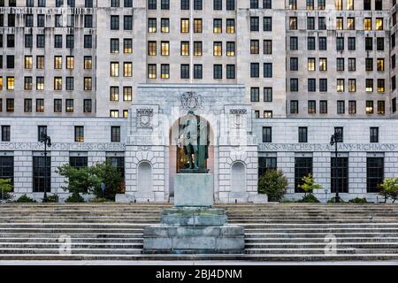 George Washington Statue flankiert vom New York State Criminal Justice Gebäude in Albany. Stockfoto