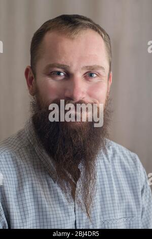 Porträt eines weißen lächelnden Mannes mit langem Bart Stockfoto
