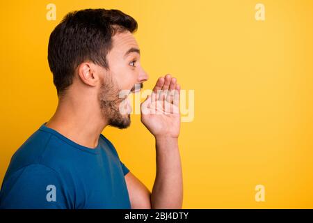 Close-up-Profil Seitenansicht Porträt seiner er schön attraktiv froh positiv fröhlich fröhlich fröhlichen Kerl sagen gute Nachrichten isoliert über helle lebendige Glanz Stockfoto
