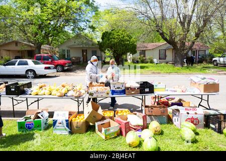 Sherman, TX / Vereinigte Staaten - 1. April 2020: Mitglieder der St. John's Christian Methodist Episcopal Church in Sherman, TX, veranstalten eine Drive-up-Speisekammer. Stockfoto