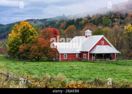 Malerische rote Scheune in Vermont. Stockfoto