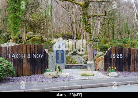 Dolgarrog, Wales, UK : 2. März 2019: Riesige Felsbrocken, die Häuser zerstört haben, befinden sich in einem Gedenkpark, um der Katastrophe vom 2. November 1925 zu gedenken. Das E Stockfoto