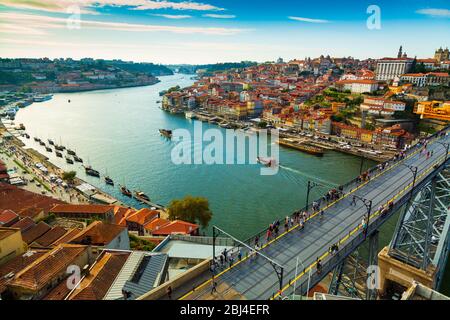 Porto, Portugal: Malerischer Blick auf die Altstadt von Riberia und die Brücke Ponte de Dom Luis über den Douro von oben Stockfoto