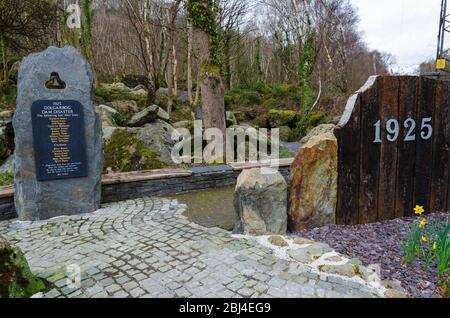 Dolgarrog, Wales, UK : 2. März 2019: Riesige Felsbrocken, die Häuser zerstört haben, befinden sich in einem Gedenkpark, um der Katastrophe vom 2. November 1925 zu gedenken. Das E Stockfoto