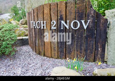 Dolgarrog, Wales, UK : 2. März 2019: Riesige Felsbrocken, die Häuser zerstört haben, befinden sich in einem Gedenkpark, um der Katastrophe vom 2. November 1925 zu gedenken. Das E Stockfoto