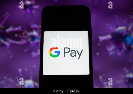 Polen. April 2020. In dieser Abbildung wird ein Google Pay Logo auf einem Smartphone mit einem COVID 19 Beispielbild im Hintergrund angezeigt. Kredit: Omar Marques/SOPA Images/ZUMA Wire/Alamy Live News Stockfoto