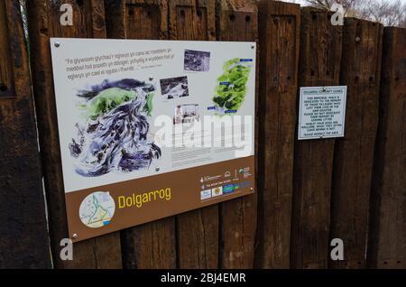 Dolgarrog, Wales, UK : 2. März 2019: Riesige Felsbrocken, die Häuser zerstört haben, befinden sich in einem Gedenkpark, um der Katastrophe vom 2. November 1925 zu gedenken. Das E Stockfoto