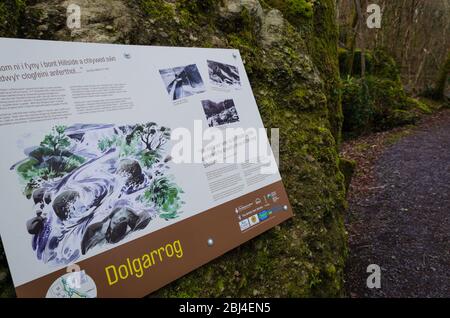 Dolgarrog, Wales, UK : 2. März 2019: Riesige Felsbrocken, die Häuser zerstört haben, befinden sich in einem Gedenkpark, um der Katastrophe vom 2. November 1925 zu gedenken. Das E Stockfoto