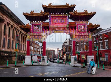 Liverpool, UK : Mär 16, 2019: Das Paifang, bekannt als das Chinatown Gate, auf der Nelson Street markiert den Eingang zu Chinatown in Liverpool. Es ist das große Stockfoto