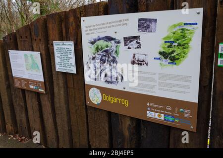 Dolgarrog, Wales, UK : 2. März 2019: Riesige Felsbrocken, die Häuser zerstört haben, befinden sich in einem Gedenkpark, um der Katastrophe vom 2. November 1925 zu gedenken. Das E Stockfoto