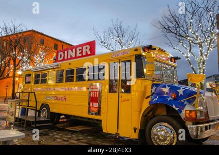 Liverpool, UK : Mär 16, 2019: Ein gelber Schulbus im amerikanischen Stil wird als Diner-Restaurant in der beliebten Touristenattraktion Royal Albert Dock in genutzt Stockfoto