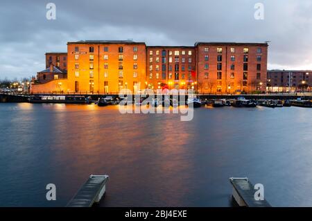 Liverpool, UK : Mär 16, 2019: Das Royal Albert Dock liegt an Liverpools UNESCO-Weltkulturerbe Waterfront. Ein beliebtes Touristenziel bei Nacht Stockfoto