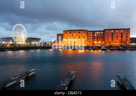 Liverpool, UK : Mär 16, 2019: Das Royal Albert Dock liegt an Liverpools UNESCO-Weltkulturerbe Waterfront. Ein beliebtes Touristenziel bei Nacht Stockfoto