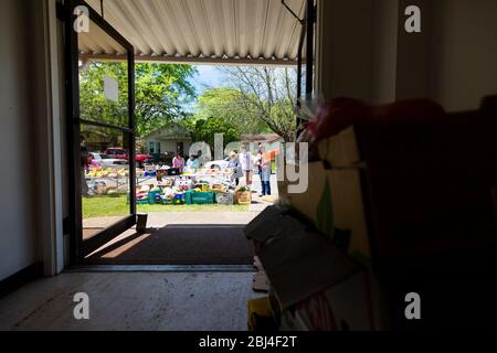 Sherman, TX / Vereinigte Staaten - 1. April 2020: Mitglieder der St. John's Christian Methodist Episcopal Church in Sherman, TX, veranstalten eine Drive-up-Speisekammer. Stockfoto