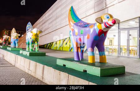 Liverpool, UK : 16. Mär 2019: Das Nationalmuseum von Liverpool und eine Linie von Lambananas sind nachts gut beleuchtet. Stockfoto