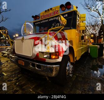 Liverpool, UK : Mär 16, 2019: Ein gelber Schulbus im amerikanischen Stil wird als Diner-Restaurant in der beliebten Touristenattraktion Royal Albert Dock in genutzt Stockfoto