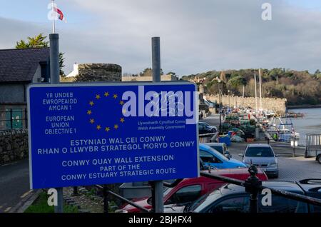 Conwy, Wales, UK : Jan 25, 2020: Ein zweisprachiges Schild am Eingang zum Hafen von Conwy & Dock rühmt sich der Zusammenarbeit zwischen der walisischen Regierung Stockfoto