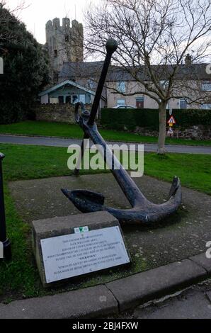 Conwy, Wales, UK : Jan 25, 2020: Ein Anker in der Nähe von Conwy Castle erinnert an die Besatzung eines Trawlers namens Kilravock, der 400 Amerikaner in Sicherheit schleppt Stockfoto