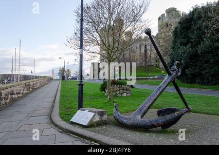 Conwy, Wales, UK : Jan 25, 2020: Ein Anker in der Nähe von Conwy Castle erinnert an die Besatzung eines Trawlers namens Kilravock, der 400 Amerikaner in Sicherheit schleppt Stockfoto