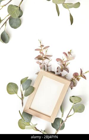 Desktop-Modell mit leerer Papierkarte und Blatt auf weißem Tischhintergrund. Stockfoto