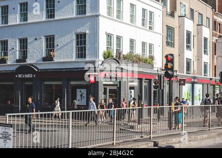 London/UK-26/07/18: Menschen, die auf dem York Way in King's Cross an der Pret A Manger vorbeigehen. Pret ist eine beliebte internationale Sandwich-Shop-Kette, in t Stockfoto