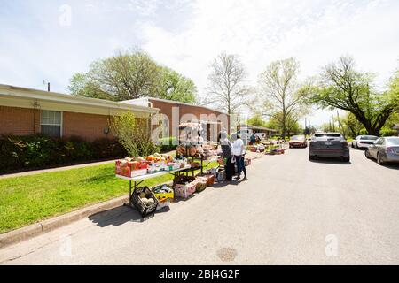 Sherman, TX / Vereinigte Staaten - 1. April 2020: Mitglieder der St. John's Christian Methodist Episcopal Church in Sherman, TX, veranstalten eine Drive-up-Speisekammer. Stockfoto