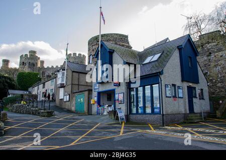 Conwy, Wales, UK : Jan 25, 2020: Die 1966 gegründete Rettungsstation Conwy ist von der historischen ummauerten Stadt Conwy aus zu erreichen. Stockfoto