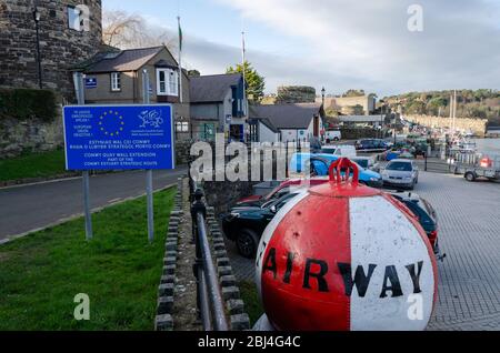 Conwy, Wales, UK : Jan 25, 2020: Ein zweisprachiges Schild am Eingang zum Hafen von Conwy & Dock rühmt sich der Zusammenarbeit zwischen der walisischen Regierung Stockfoto