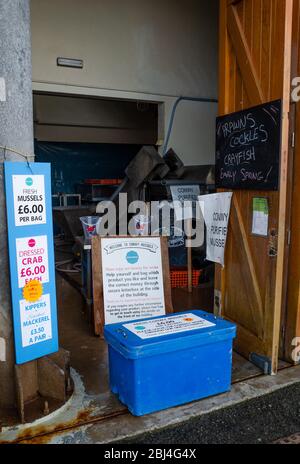 Conwy, Wales, UK : Jan 25, 2020: Conwy Muscheln sind Einzelhändler von frischen Meeresfrüchten Delikatessen, die ein Self-Service und Ehrlichkeit Box Zahlungssystem betreiben. Stockfoto