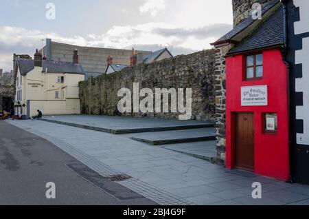 Conwy, Wales, UK : 25. Jan 2020: Touristen verbringen viel Zeit mit dem Fotografieren im kleinsten Haus Großbritanniens. Stockfoto