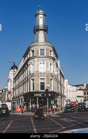 London/UK-26/07/18: Fünf Jungs Restaurant in dem Gebäude bekannt als der Leuchtturm Block aufgrund der bleiverkleideten Turm an der Spitze des Gebäudes auf Pent Stockfoto