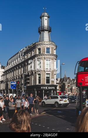 London/UK-26/07/18: Fünf Jungs Restaurant in dem Gebäude bekannt als der Leuchtturm Block aufgrund der bleiverkleideten Turm an der Spitze des Gebäudes auf Pent Stockfoto