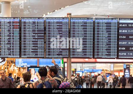 ISTANBUL - JAN 03: Menschenmenge am Fahrplan-Board am Flughafen Havaliman in Istanbul am 03. Januar. 2020 in der türkei Stockfoto