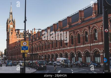 London/UK-26/07/18: east Side of St Pancras International von der Pancras Road aus gesehen, die sie von der King's Cross Station trennt. Bahnhof St. Pancras Stockfoto