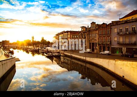 Aveiro, Portugal: Moliceiro Boote dockten während des Sonnenuntergangs entlang des zentralen Stadtkanals Stockfoto