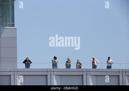 Philadelphia, USA. April 2020. Menschenmassen versammeln sich am Ufer von Camden, NJ, um die Navy Blue Angels und Air Force Thunderbirds über die Innenstadt von Philadelphia, PA, zu sehen, als Zeichen der Solidarität mit der medizinischen Versorgung und den wichtigsten Arbeitern, 28. April 2020. Quelle: Michael Candelori/Alamy Live News Stockfoto