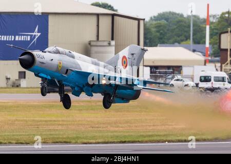 Rumänische Luftwaffe MiG-21 LanceR C beim Start. Stockfoto