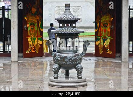 City God Tempel von Shanghai (China): Zentrale Halle an einem regnerischen Tag Stockfoto