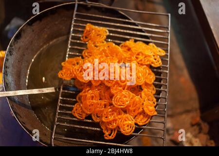 indische Jalebi Süßes Dessert auf einem Grill Stockfoto