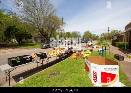 Sherman, TX / Vereinigte Staaten - 1. April 2020: Mitglieder der St. John's Christian Methodist Episcopal Church in Sherman, TX, veranstalten eine Drive-up-Speisekammer. Stockfoto