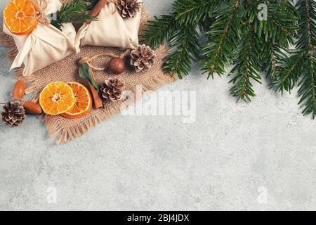 Null Abfall weihnachtskonzept. Verpackt in natürlichen Stoff Geschenke und Dekorationen aus natürlichen Materialien auf einem grauen Tisch, Draufsicht, kopieren Raum. Stockfoto