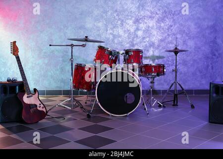 Trommel auf Backstein Wand Hintergrund gesetzt Stockfoto