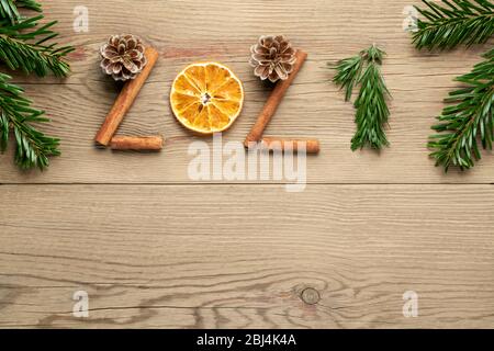 Weihnachtsfeier mit Zero Waste Konzept. Weihnachten umweltfreundliche Dekoration. Figuren 2021 aus natürlichen Materialien auf Holzhintergrund, Kopie Spa Stockfoto