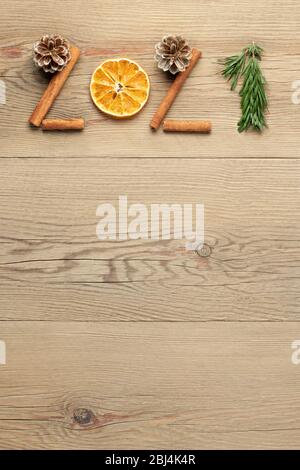 Weihnachtsfeier mit Zero Waste Konzept. Weihnachten umweltfreundliche Dekoration. Figuren 2021 aus natürlichen Materialien auf Holzhintergrund, Kopie Spa Stockfoto