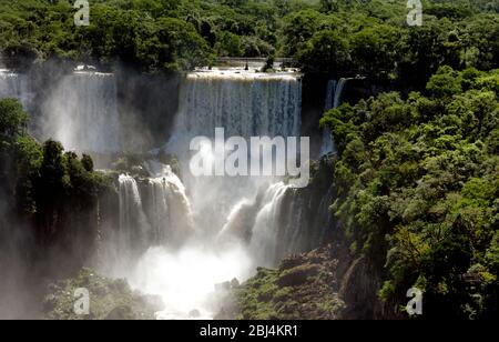 Die wütenden Ströme stürzen über die Iguacu Falls, Brasilien. Südamerika Stockfoto