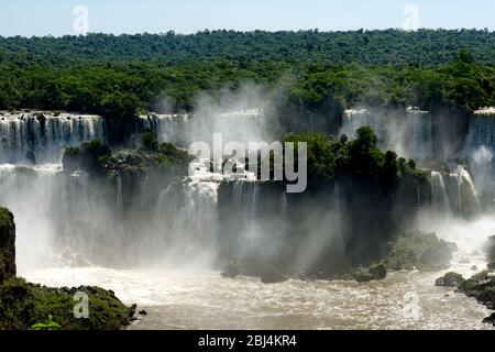 Die wütenden Ströme stürzen über die Iguacu Falls, Brasilien. Südamerika Stockfoto