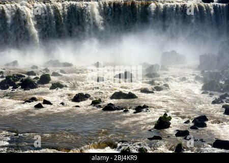 Die wütenden Ströme stürzen über die Iguacu Falls, Brasilien. Südamerika Stockfoto