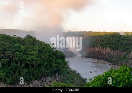 Wolken oder Morgennebel, die von den Iguacu Wasserfällen, Brasilien, Südamerika, aufsteigen Stockfoto