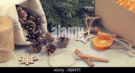 Null Abfall und umweltfreundliches weihnachtskonzept. Natürliche Dekorationen und Zweige eines Weihnachtsbaums auf dem Tisch. Stockfoto