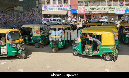 Agra, Uttar Pradesh / Indien - 5. Oktober 2019: Tuk Tuks in den Straßen von Agra, Indien Stockfoto